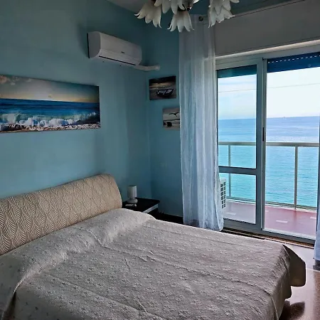 -luxury Sea View Apartment- Beachfront Escape Savona